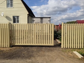 Ворота откатные из евроштакетника - пример 12 фото в Лабинске