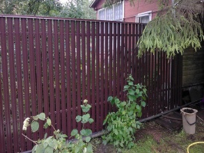 Забор из евроштакетника с бетонированием столбов 28 метров фото в Лабинске