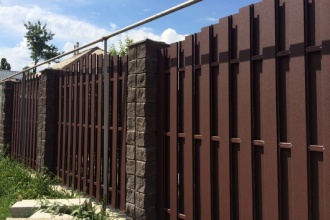 Забор из евроштакетника с кирпичными столбами 25 метров фото в Лабинске