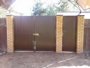 профнастил с распашными воротами - пример 11 фото в Лабинске