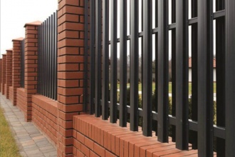 Забор из евроштакетника с кирпичными столбами 20 соток фото в Лабинске