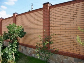 Кирпичный забор сплошной 80 метров фото в Лабинске