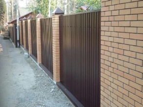 Забор из профнастила с кирпичными столбами 72 метра фото в Лабинске