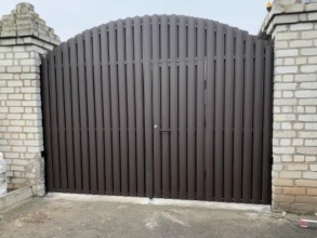 Ворота распашные из евроштакетника - пример 2 фото в Лабинске