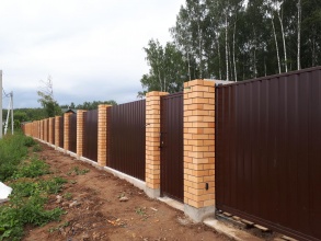 Кирпичный забор на ленточном фундаменте 12 метров фото в Лабинске