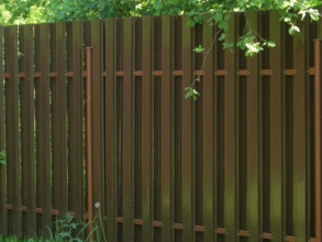 Забор из евроштакетника с бетонированием столбов 12 метров фото в Лабинске