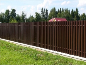 Забор из евроштакетника на ленточном фундаменте 90 метров фото цена под ключ