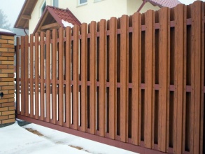 Забор из евроштакетника с кирпичными столбами 200 метров фото в Лабинске