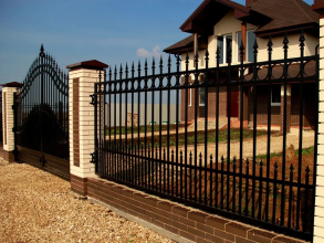 Сварные заборы с кирпичными столбами 12 метров фото в Лабинске