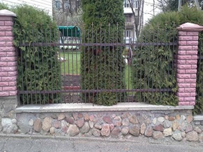 Сварные заборы с кирпичными столбами 80 метров фото в Лабинске