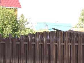 Забор из евроштакетника на ленточном фундаменте 10 метров фото в Лабинске