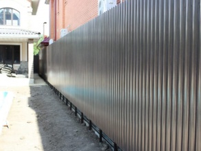 Забор из евроштакетника на ленточном фундаменте 57 метров фото в Лабинске