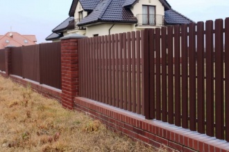 Забор из евроштакетника с кирпичными столбами 8 соток фото в Лабинске