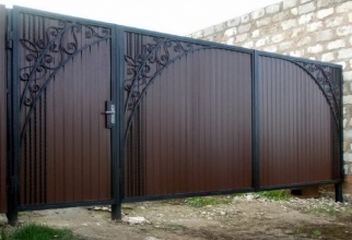 Распашные ворота из профнастила - пример 1 фото в Лабинске